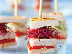 Brochettes de dinde aux pousses de radis façon mini club-sandwichs