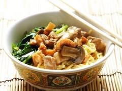 Nouilles chinoises aux légumes et sauté de porc
