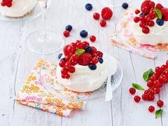Mini pavlova aux fruits rouges nappée d'une crème fouettée au cidre