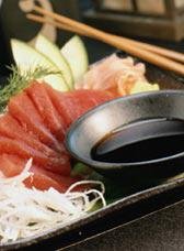 Sashimi de saumon et d'avocat aux graines de sésame