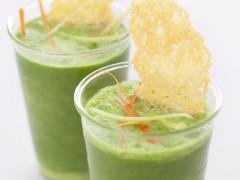 Petit bouillon vert en smoothie et julienne de légumes croquants, tuile au parmesan