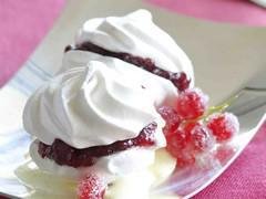 Duo rouge et blanc enneigé : Groseilles givrées sur lit de crème vanille légère
