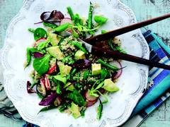 Salade de quinoa, radis et avocats