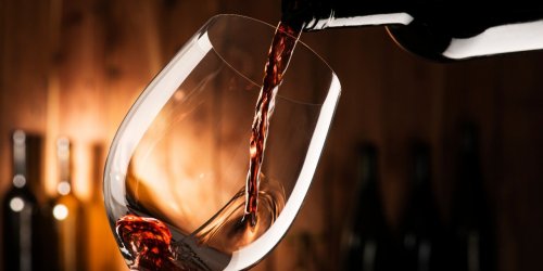 Alcool : boire un verre de vin chaque soir est moins risque que boire une fois en exces