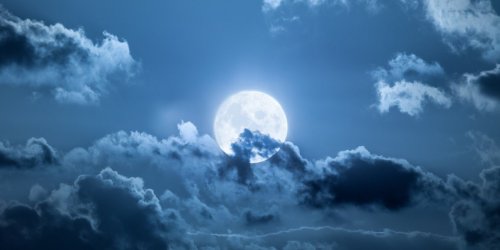 La pleine lune influence-t-elle vraiment notre sommeil ?