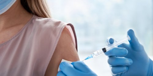 Vaccin Moderna : &quot;le premier coup m-a frappe comme un bus&quot;, raconte une femme de 28 ans