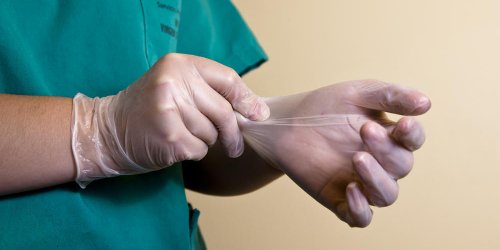 Hysterectomie : le chirurgien oublie un gant dans le corps de sa patiente