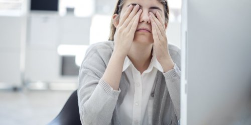 Pourquoi se frotter regulierement les yeux peut deformer votre cornee