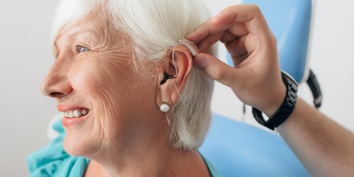Les aides auditives aideraient a vivre plus longtemps