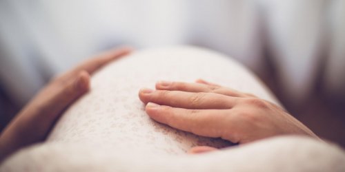 Perte blanche crémeuse : un symptôme de grossesse