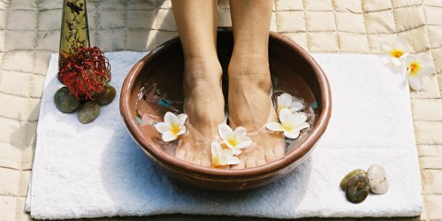 Douleur et gonflement des pieds : un bain de pieds comme remede