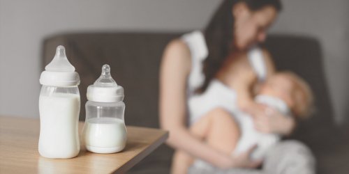 Alimentation de bebe : comment choisir entre allaitement et lait infantile ?