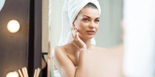 Boutons et peau seche : comment hydrater une peau acneique ?