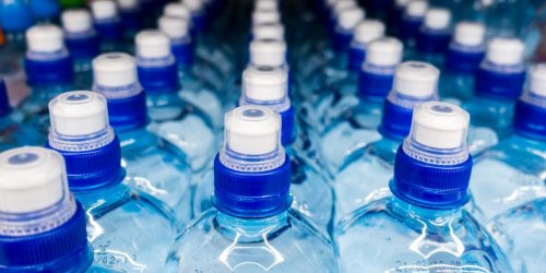  Plusieurs grandes marques d’eau en bouteille contaminees par du plastique 