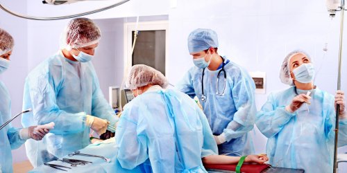 Greffe : le chirurgien marque ses initiales sur le foie du patient