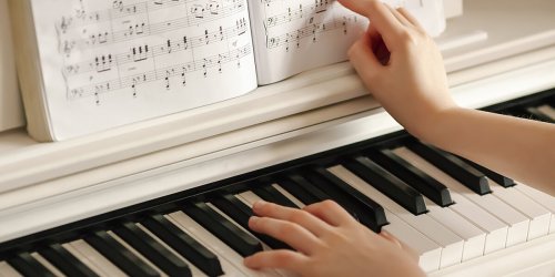 Jouer du piano muscle le cerveau et reduit l’anxiete