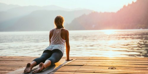Seins qui tombent : 5 postures de yoga pour lutter contre la gravite