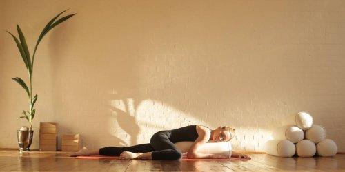 Insomnie : 4 postures de yoga restauratif pour retrouver le sommeil