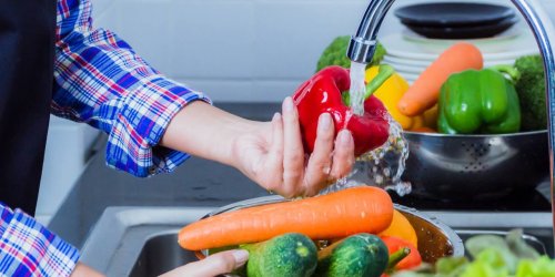 Pesticides : les 4 astuces de Michel Cymes pour les eliminer des fruits et legumes