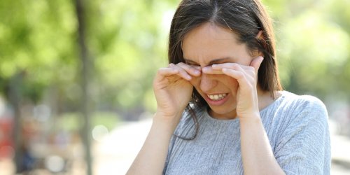 Se frotter les yeux pourrait faire baisser votre vue, d’apres un ophtalmologiste