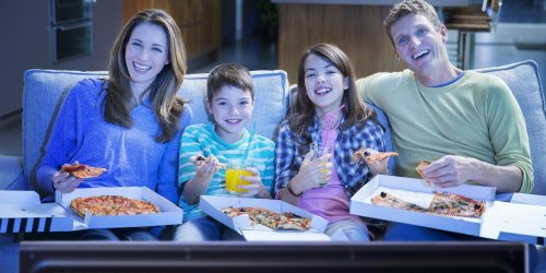 Repas devant la tele : pourquoi c-est dangereux pour vos enfants