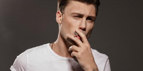 La vue d’une femme seduisante inciterait les hommes a fumer