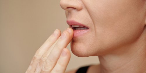 Une bouche seche pourrait etre le signe d’une maladie grave, selon un dentiste
