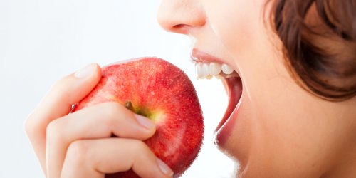 Dents : attention a la maniere dont vous mangez certains aliments