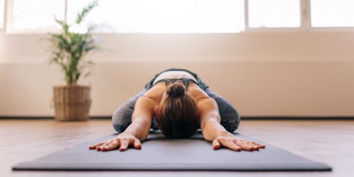Yoga : 12 positions faciles a faire chez vous !