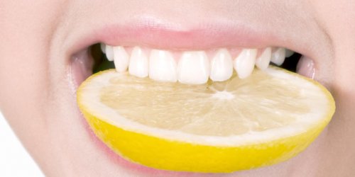 7 astuces naturelles anti dents jaunes