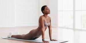 5 postures de yoga pour un ventre tonique