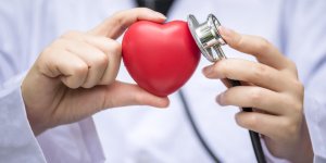 Quel traitement mettre en place apres un episode de decompensation cardiaque ?