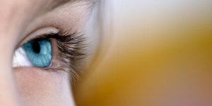 Mal aux yeux en regardant la lumiere : les yeux clairs plus sensibles ?