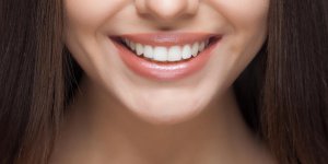 Les solutions naturelles pour avoir des dents blanches
