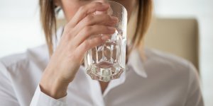 8 signes qui prouvent que vous ne buvez pas assez d-eau !