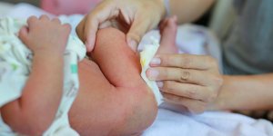 Glaires dans les selles de bebe : est-ce grave ?