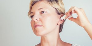 Mal aux oreilles : les indications des gouttes auriculaires