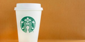 Covid-19 : un employe de Starbucks crache dans des boissons de policiers