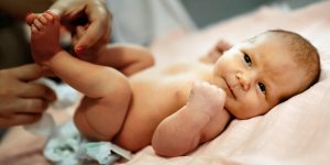 Selles liquides et vomissements : les dangers de la diarrhee chez bebe