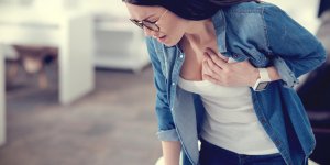 Mal au cœur quand je respire : un signe de nevralgie intercostale ?