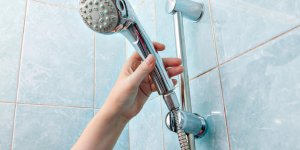 Hygiene : pourquoi votre pommeau de douche peut etre dangereux