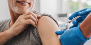 AstraZeneca : les benefices du vaccin augmentent avec l-age