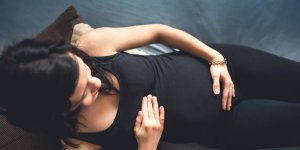 Pertes marron pendant la grossesse : que faire ?