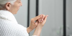5 gestes pour des ongles forts d-apres une dermatologue