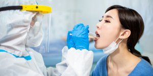 Omicron : vers un double prelevement dans le nez et la gorge ? 