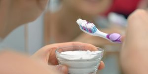 Bicarbonate : peut-on l-utiliser tous les jours pour avoir des dents blanches ?