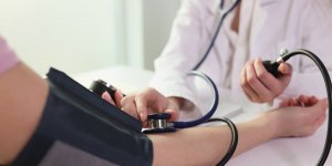 Souffrir d’hypertension en milieu de vie exposerait a un risque plus eleve de demence