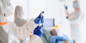 Covid-19 : un possible foyer epidemique detecte a Niort dans un service d-oncologie 