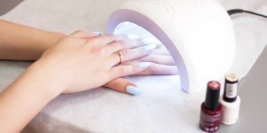 Cancer de la peau, mutations de l’ADN… les risques des lampes UV pour ongles