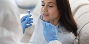 Covid-19 : les tests naso-pharynges associes a un risque de meningite